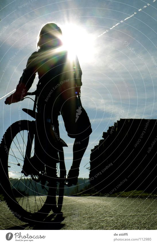 EIN FUNKEN FREUDE Mountainbike Herbst Sonnenstrahlen dunkel Ferien & Urlaub & Reisen unterwegs Spuren Fahrrad himmlisch Funsport Silhouette radln biken Kontrast