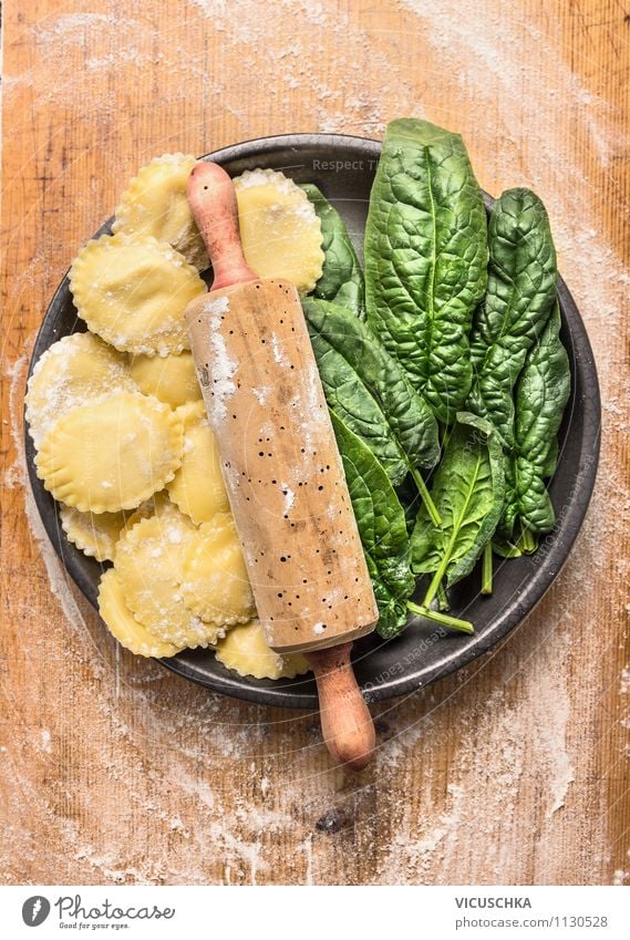 Ravioli mit Spinat selber machen Lebensmittel Gemüse Salat Salatbeilage Teigwaren Backwaren Ernährung Mittagessen Bioprodukte Vegetarische Ernährung Diät