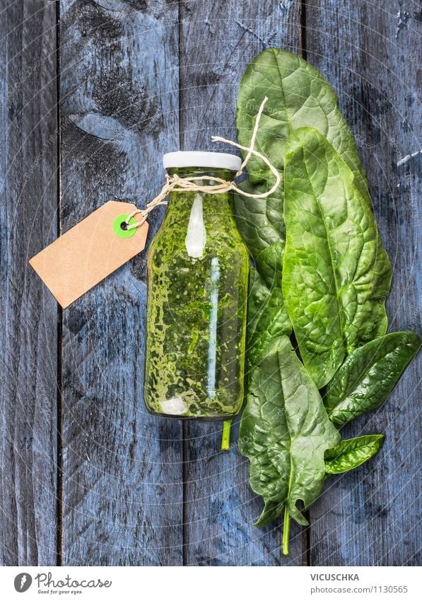 Grünes Spinat Smoothie on blauem Holztisch Lebensmittel Gemüse Salat Salatbeilage Kräuter & Gewürze Ernährung Bioprodukte Vegetarische Ernährung Diät Getränk