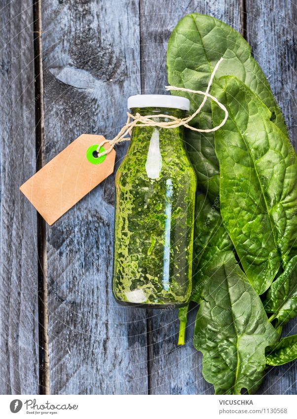 Spinat Smoothie im Glas auf blauem Holztisch Lebensmittel Gemüse Salat Salatbeilage Getränk Saft Lifestyle Stil Design Alternativmedizin Gesunde Ernährung