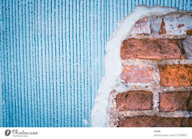Mogelpackung Wohnung Haus Renovieren Kunst Kunstwerk Mauer Wand Fassade alt authentisch dreckig kaputt blau rot Neugier Ordnung Qualität Verfall Vergangenheit