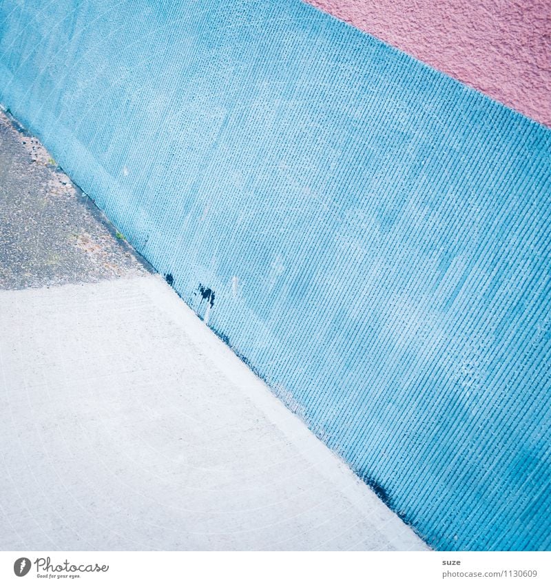Gegen die Wand ... Lifestyle Stil Design Kunst Mauer Fassade Linie Streifen eckig einfach modern blau rosa weiß Kreativität Ordnung Präzision