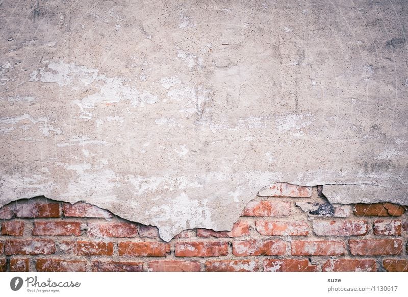 Zeit auf Wand Mauer Fassade alt authentisch dreckig einfach kaputt trist trocken grau rot Desaster Krise Qualität stagnierend Verfall Vergangenheit