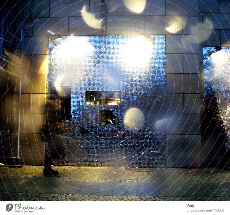 Pailletten unterwegs kalt Regen nass Gebäude Haus dunkel Abend Berlin-Mitte Licht Dekoration & Verzierung glänzend Wassertropfen Straße metalplättchen