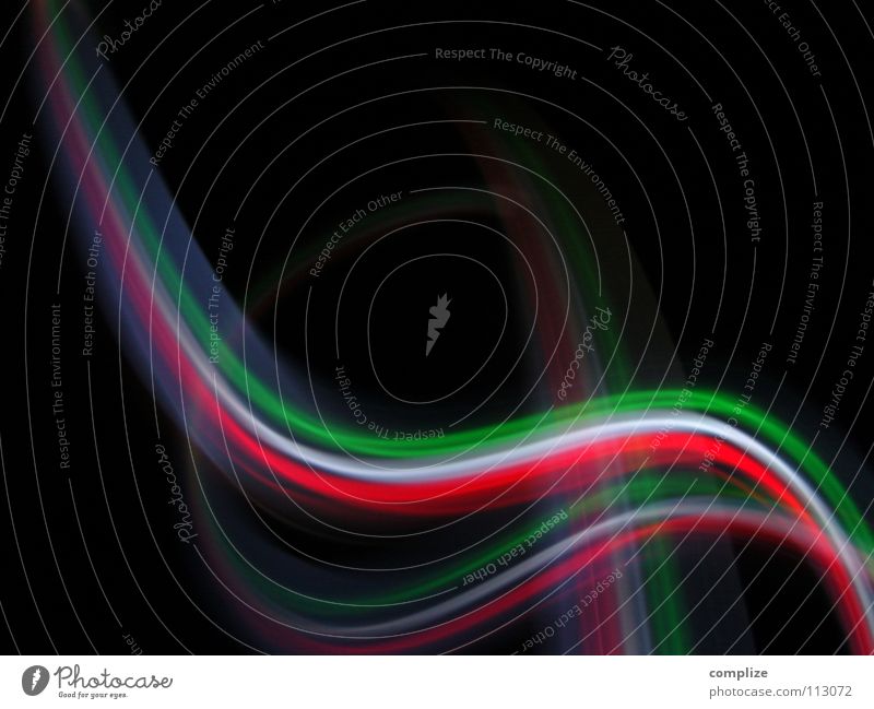 ciao ragazza! Telekommunikation grün rot weiß Lichtspiel Geometrie Kurve Lichtgeschwindigkeit Schwung schwungvoll Vor dunklem Hintergrund leuchtende Farben