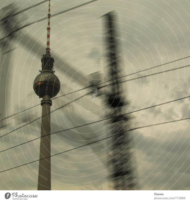 Turm im Vorbeifahren Alexanderplatz Beton S-Bahn Fenster Regen Wolken Wolkendecke grau schlechtes Wetter Wahrzeichen Denkmal Berliner Fernsehturm Fensterscheibe