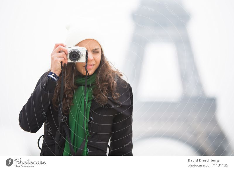 Im Fokus Ferien & Urlaub & Reisen Tourismus Sightseeing Städtereise Fotokamera feminin Frau Erwachsene Körper Kopf Gesicht Arme Hand 1 Mensch 18-30 Jahre