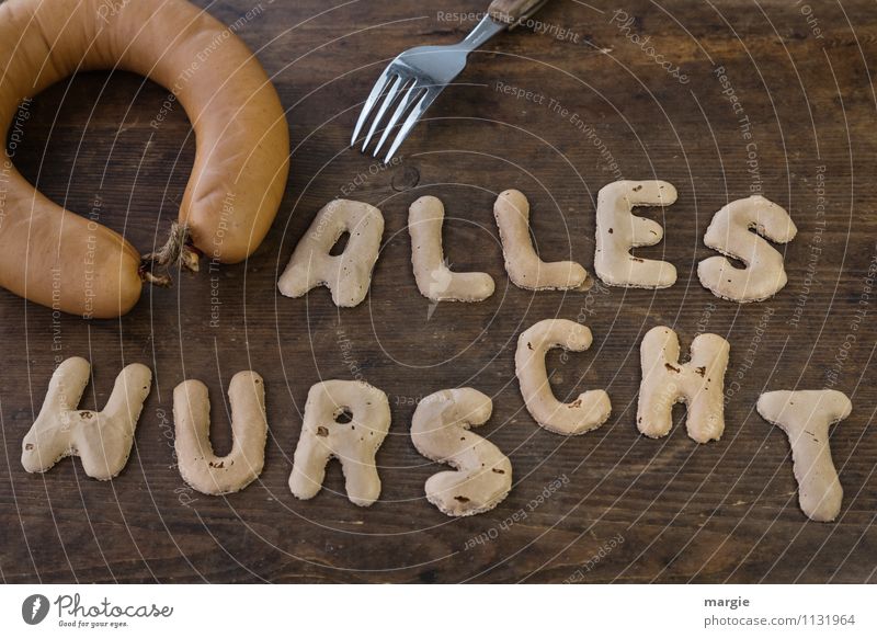 Die Buchstaben ALLES WURSCHT auf einem rustikalen Holzbrett mit einer Wurst und Gabel Wurstwaren Ernährung Frühstück Mittagessen Abendessen Büffet Brunch