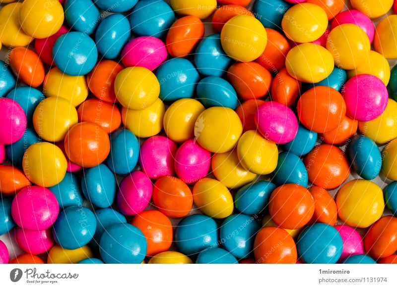 Farbige Süßigkeiten Lebensmittel blau gelb rosa Farbe Hintergrund Bonbon Snack süß geschmackvoll Farben purpur orange Farbfoto mehrfarbig Nahaufnahme