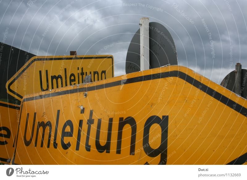 Entscheidungsfindungsstörung Himmel Wolken schlechtes Wetter Verkehr Zeichen Schriftzeichen Schilder & Markierungen Hinweisschild Warnschild Verkehrszeichen