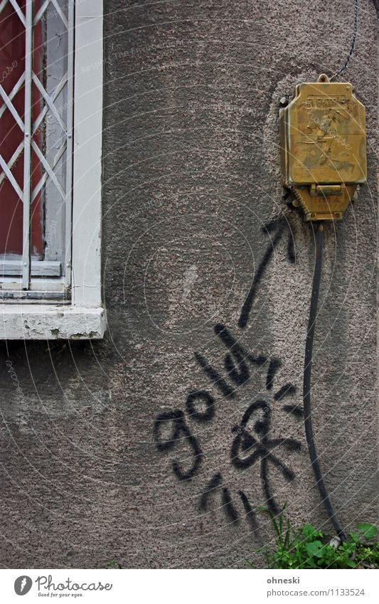 Gold Kabel Stromverbrauch Haus Einfamilienhaus Mauer Wand Fassade Schriftzeichen Graffiti gold Energie Elektrizität Stromtransport Farbfoto Außenaufnahme