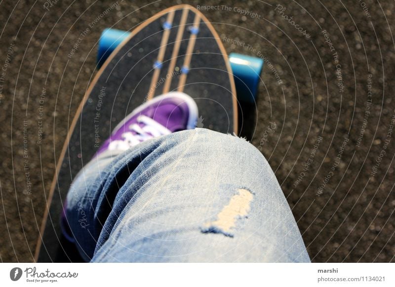 longboarden Freude Freizeit & Hobby Sport Mensch feminin Frau Erwachsene Beine 1 Gefühle Stimmung Skateboard Skateboarding Inline Skating Longboard Coolness
