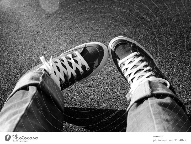 lässig Lifestyle Stil Freude Freizeit & Hobby Mode Bekleidung Jeanshose Schuhe Turnschuh Stimmung Inline Skating Skateboarding Beton Straßenbelag sportlich