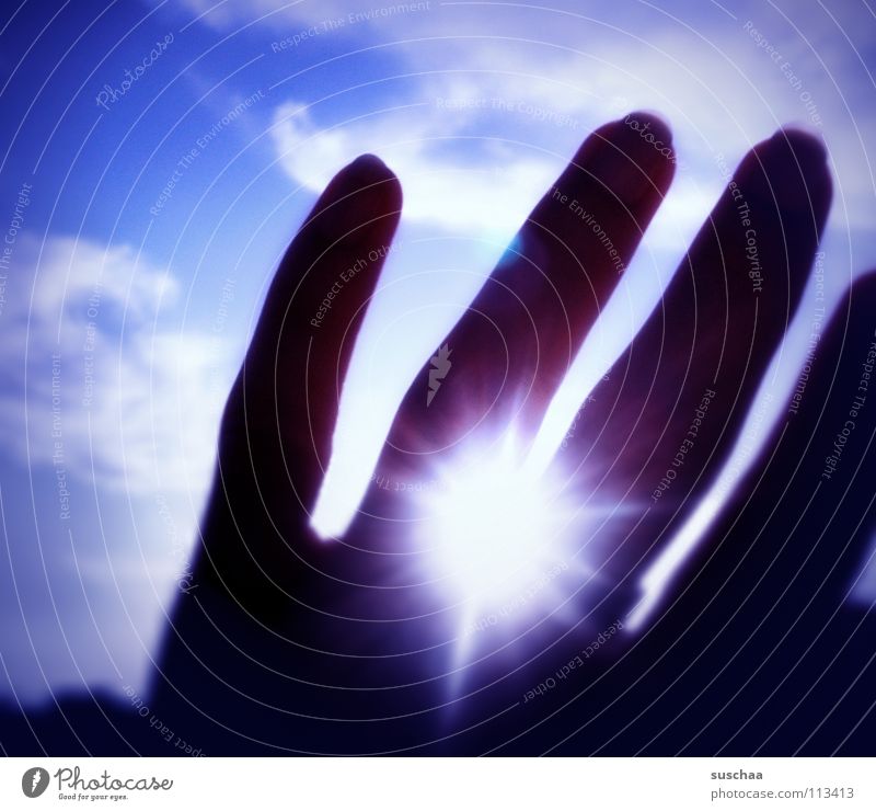 ring aus sonne Sonnenstrahlen Licht violett Wolken Hand Finger Ringfinger Himmelskörper & Weltall hell blau ring am finger