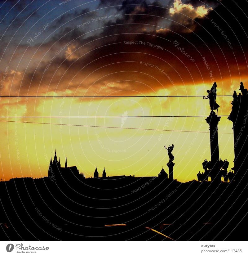 Prag Sonnenuntergang Wolken Karlsbrücke Tschechien Stadt schwarz Physik brennen glühen Horizont Frieden Abend Burg oder Schloss Religion & Glaube Kloster Wärme