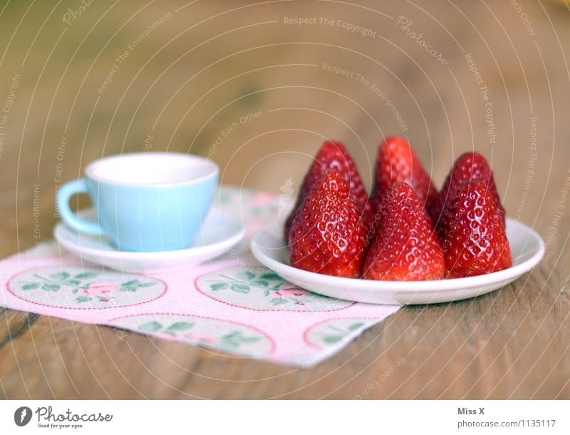 Erdbeeren Lebensmittel Frucht Kuchen Ernährung Frühstück Kaffeetrinken Büffet Brunch Bioprodukte Vegetarische Ernährung Diät Geschirr Teller Tasse