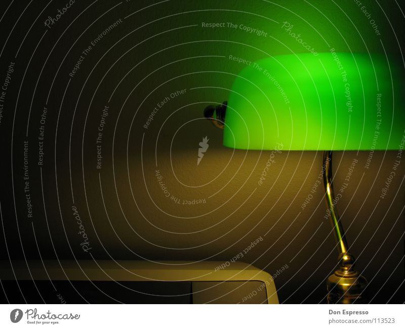 Grünes Licht #3 - Jetzt auch mit Drucker! Poker Lampe Schreibtisch Arbeit & Erwerbstätigkeit Arbeitsplatz gold grün gemütlich spät Bankerlampe Abend Nacht