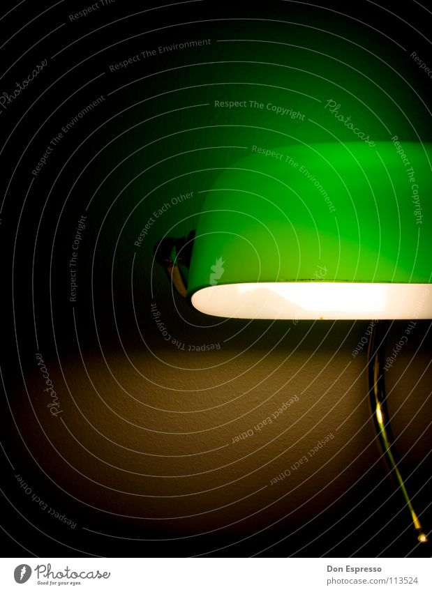 Grünes Licht #4 Poker Lampe Schreibtisch Arbeit & Erwerbstätigkeit Arbeitsplatz gold grün gemütlich spät Bankerlampe Abend Nacht Schatten