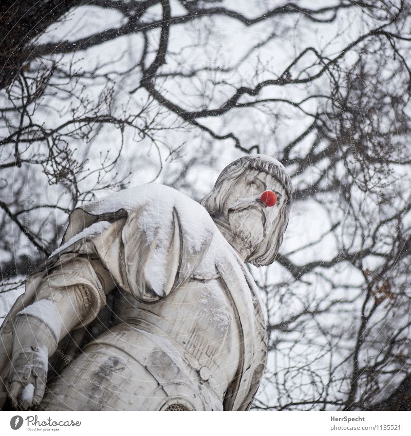 Spaßvogel Kunst Skulptur Himmel Winter Schnee Baum Wien Denkmal lustig rund rot Statue Clown Nase Witz Schneedecke Neigung verrückt Rathausplatz