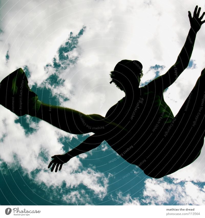 AWAY! springen Aktion Spielen Silhouette zyan Wolken Mann Freude jup aktiv sport fliegen silouette hoch Himmel anstrengent flugversuch Beine Arme