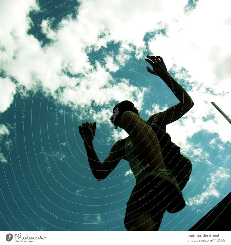 I springen Aktion Spielen Silhouette zyan Wolken Mann Freude jup aktiv sport fliegen silouette hoch Himmel anstrengent flugversuch Beine Arme