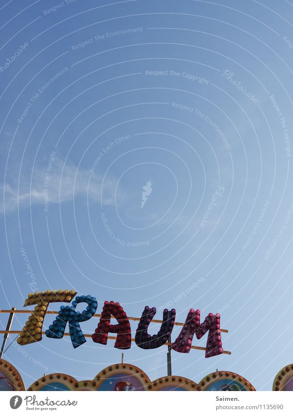 TRAUM Zeichen Schriftzeichen Hoffnung träumen Himmel Jahrmarkt Farbfoto Außenaufnahme Textfreiraum oben Textfreiraum Mitte Tag