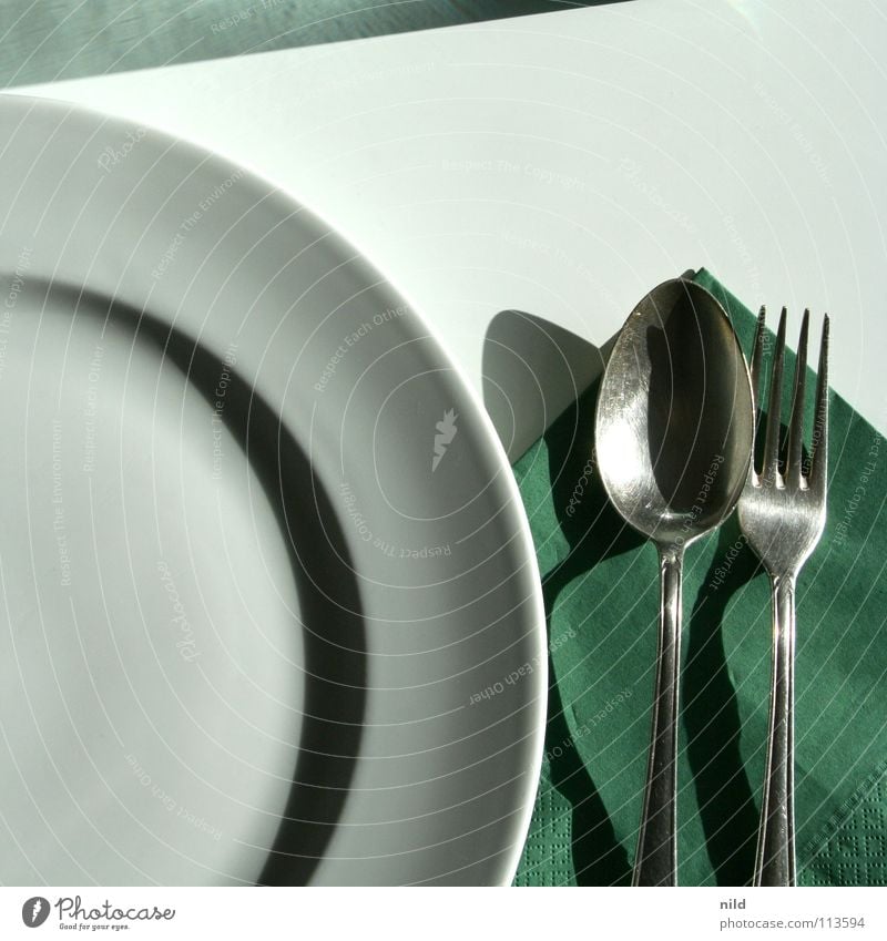 warten auf pasta Appetit & Hunger Tisch Besteck Teller graphisch aufräumen Sonnenlicht Quadrat rund Halbkreis Löffel Gabel Serviette grün weiß Ernährung einfach