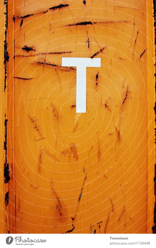 Ein T. Container Metall Schriftzeichen ästhetisch einfach orange weiß Gefühle Optimismus Farbe Kratzer Linie Rost Farbfoto Innenaufnahme Menschenleer