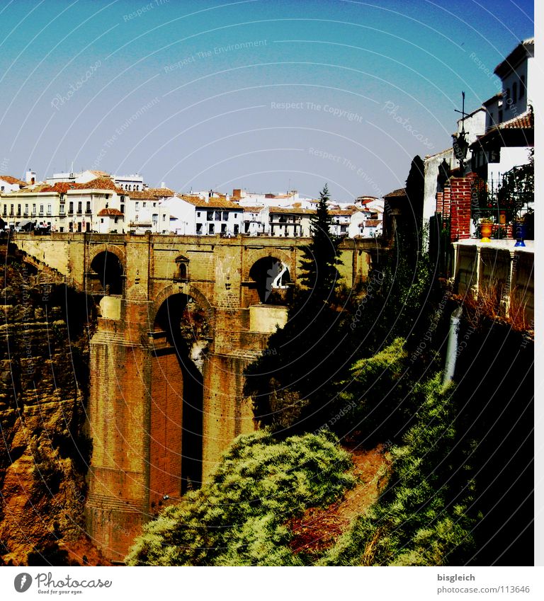 Neue Brücke, Ronda (Spanien) Farbfoto Außenaufnahme Tag Städtereise Schlucht Europa Stadt Sehenswürdigkeit Andalusien tief spain bridge Architektur