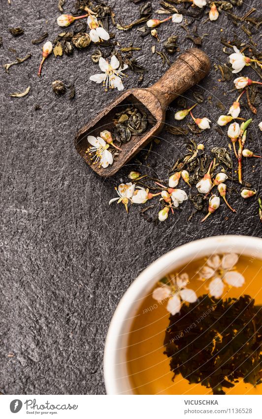 Tee mit Blüten in der Holzschaufel Lebensmittel Getränk Tasse Löffel Stil Design Alternativmedizin Gesunde Ernährung Erholung Sommer Tisch Natur Duft