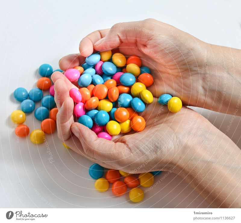 Farbige Süßigkeiten Lebensmittel Süßwaren Hand lecker süß gelb grün weiß Farbe Bonbon farbenfroh Konfekt Halt Snack Zucker ungesund Hände Farbfoto mehrfarbig