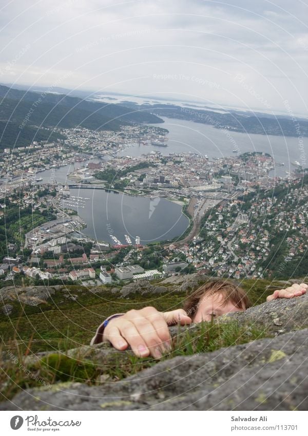 Gut Abgehangen Norwegen Bergsteigen festhängen Stadt Aussicht Ecke eng grün Finger Krallen gefährlich Haus Meer Millimeter Spannung extrem Gras Wasserfahrzeug