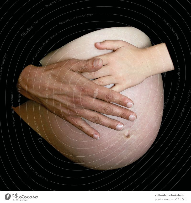 Kind mal 2 Mutter neugeboren Geburt schwanger Frau schwarz dunkel Hand schützend Finger Bauchnabel Familie & Verwandtschaft Fingernagel Geborgenheit