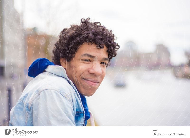 Junger Mann; Blick in Kamera Mensch maskulin Jugendliche Erwachsene 1 18-30 Jahre schwarzhaarig Locken authentisch Coolness Glück trendy Zufriedenheit Farbfoto