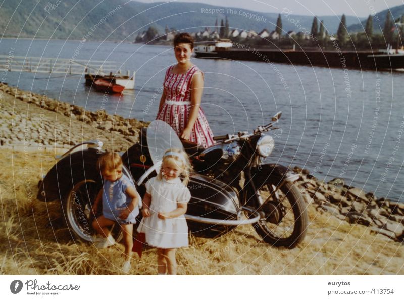 Wirtschaftswunderjahre... Motorrad Mosel (Weinbaugebiet) Wasserfahrzeug Mädchen Kind Mutter Geborgenheit Kleid Frieden Bmw Seitenwagen Rhein Fluss Junge Küste