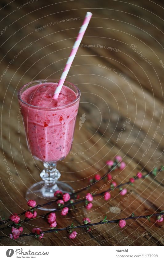 Himbeershake Ernährung Getränk Erfrischungsgetränk Glas Stimmung Beeren Himbeeren fruchtig Fruchteis Speiseeis lecker Himbeereis rosa Farbfoto Innenaufnahme