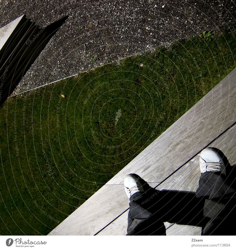abgestanden IV stehen Müllbehälter Park Wiese graphisch einfach Kies Kieselsteine Mann Schuhe weiß Sträucher grün sehr wenige Stil Geometrie Vogelperspektive