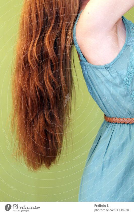Rapunzel feminin Junge Frau Jugendliche Haare & Frisuren Arme Schulter 1 Mensch 18-30 Jahre Erwachsene Mode Kleid rothaarig langhaarig Locken ästhetisch frei