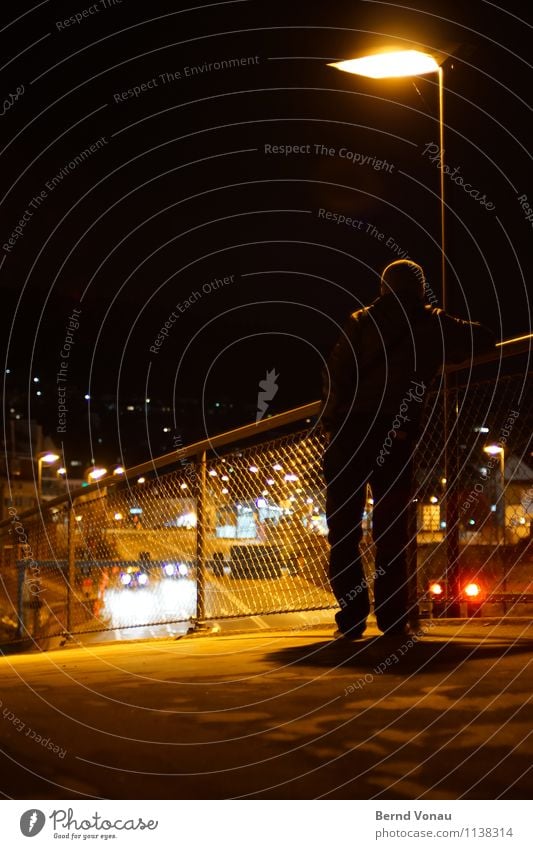 Grüße aus der Provinz Mensch maskulin Mann Erwachsene Rücken 1 45-60 Jahre dunkel Lampe Verkehr Brücke Brückengeländer Maschendraht stehen Aussicht Stadt
