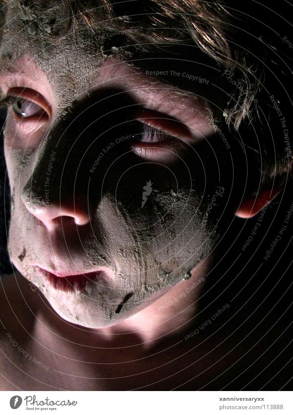 Tar and Feather Porträt Mensch Mud dramatic lighting children face facial masks