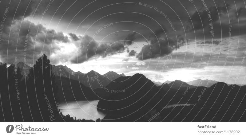 Hinter den 7 Bergen Landschaft Urelemente Wasser Himmel Wolken Gewitterwolken Sturm Berge u. Gebirge Gipfel See ästhetisch Abenteuer Bayern Schwarzweißfoto