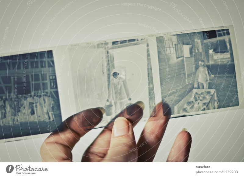 alte negative IV analog Hand Finger Daumen Fingernagel festhalten durchsichtig Erinnerung Nostalgie Familienalbum Quadrat