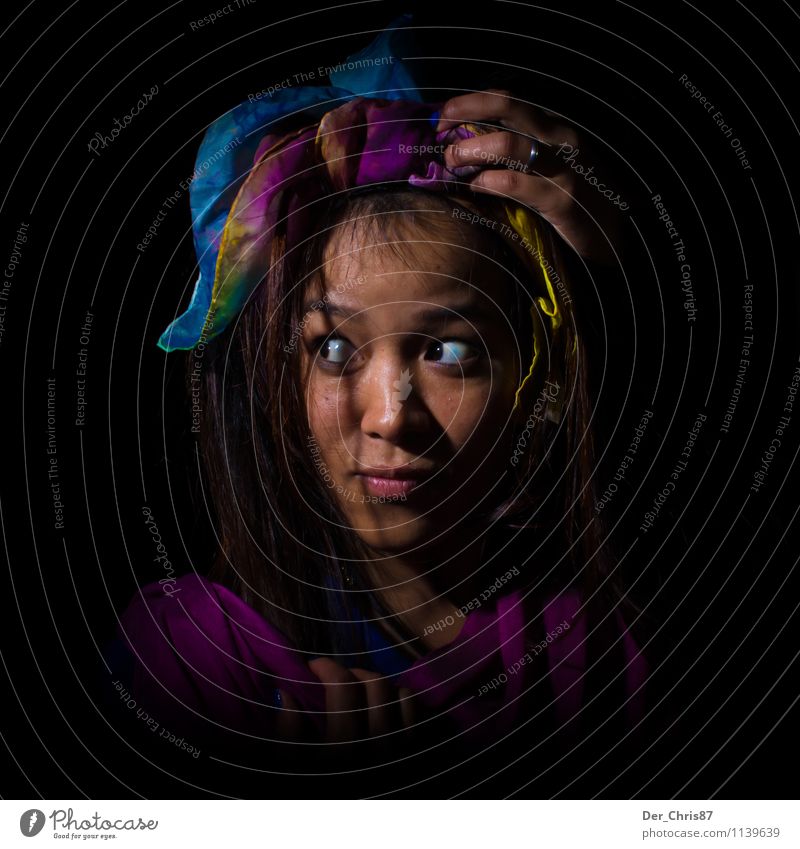 Im Dunkeln feminin Junge Frau Jugendliche Gesicht 1 Mensch 18-30 Jahre Erwachsene Künstler Theaterschauspiel Stoff Kopftuch exotisch Neugier Verschwiegenheit