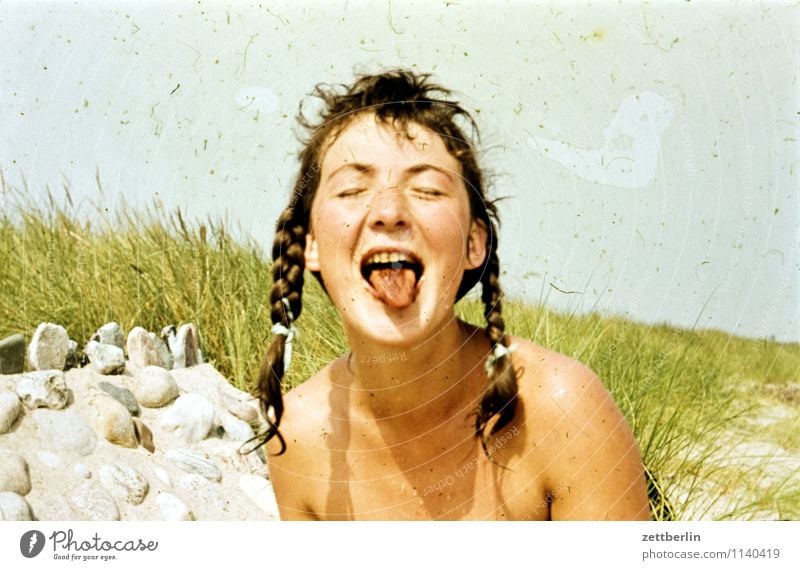 Edita, Ostsee, 1959 Frau Mädchen Junge Frau Gesicht Zunge Mund geschlossene Augen Nase Zopf Haare & Frisuren Strand Sommer Ferien & Urlaub & Reisen Gute Laune