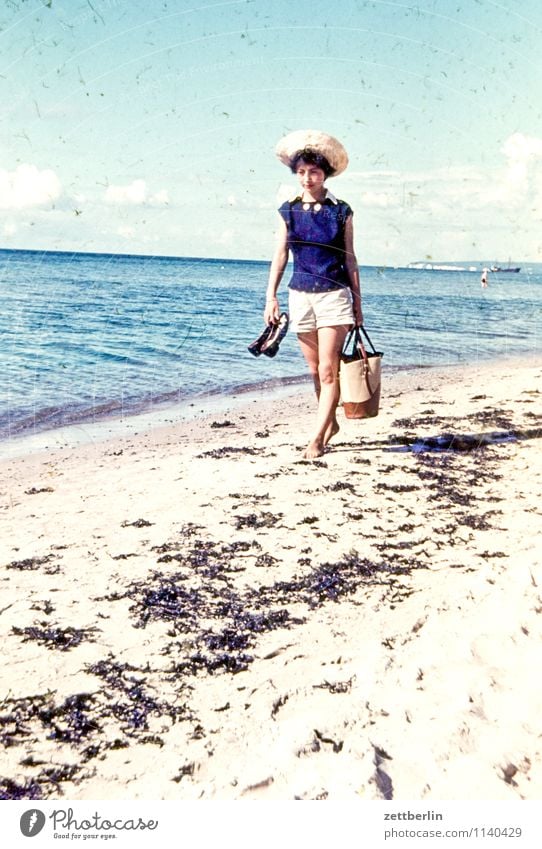 Ursel am Meer, 1959 Frau Junge Frau wandern Strand Stranddüne Strandanlage Sandburg Tourist Ferien & Urlaub & Reisen Sandstrand Ostsee Vergangenheit