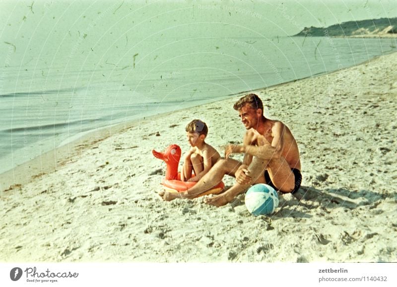 Hiddensee, 1966 Strand Ferien & Urlaub & Reisen Sand Sandstrand Meer Ostsee Vergangenheit Fünfziger Jahre Sechziger Jahre Mensch Vater Mann Kind Sohn Junge