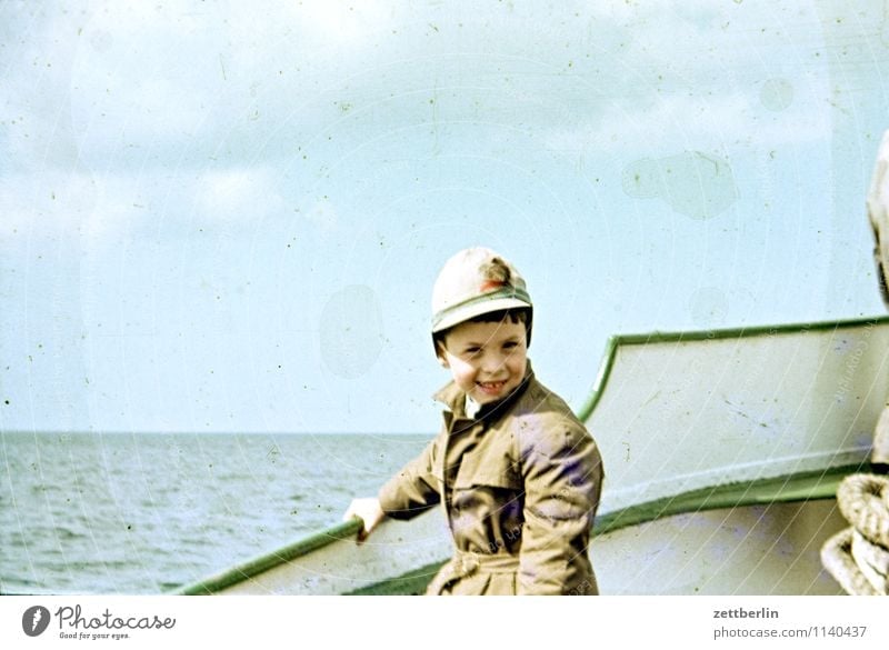 Lutz, Hiddensee, 1966 Ostsee Meer Küste Schifffahrt Dampfschiff Fähre Himmel Textfreiraum Kind Junge Mütze Blick in die Kamera Angesicht zu Angesicht Schüler