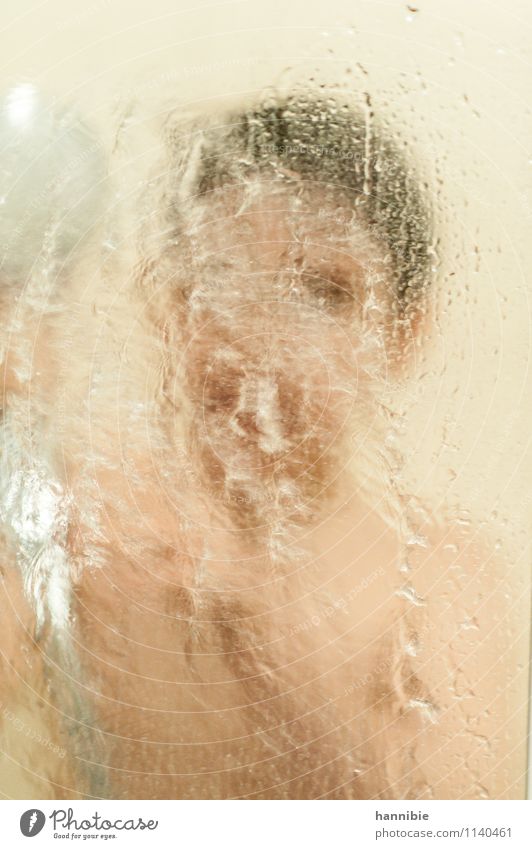 nass sauber Schwimmen & Baden Mensch Kind 1 frisch braun silber weiß nackt Badewanne Dusche (Installation) Duschkopf Wasser Farbfoto Innenaufnahme Kunstlicht