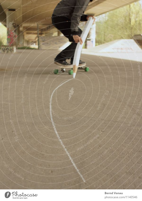Du Kind! Mensch Mann Erwachsene 1 fahren schreiben grau braun Asphalt Skateboard Skateboarding Skateplatz straßenkreide Kreide Schilder & Markierungen Schwung