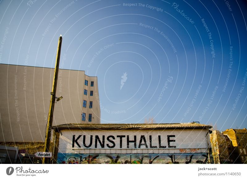 Ausfahrt Kunsthalle Typographie Kunstgalerie Straßenkunst Wolkenloser Himmel Schönes Wetter Berlin-Mitte Lagerhaus Brandmauer Schilder & Markierungen Wort